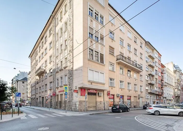Mini - New - Elegant Downtown Retreat