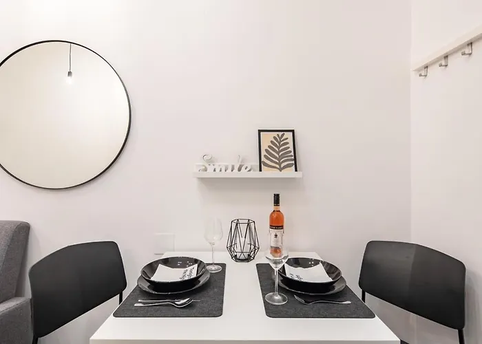 Mini - New - Elegant Downtown Retreat