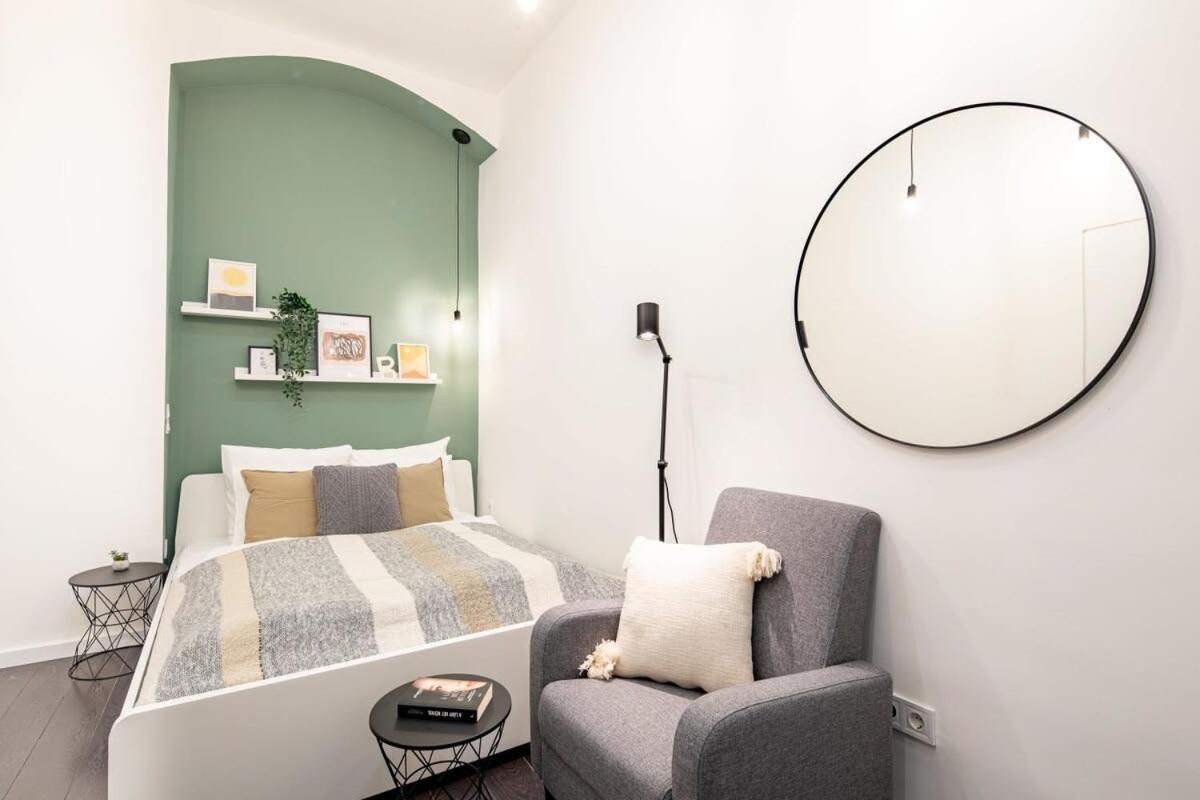 Mini - New - Elegant Downtown Retreat *